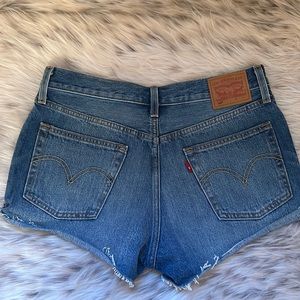 Women’s Levi’s 501 Jean shorts! Medium rise